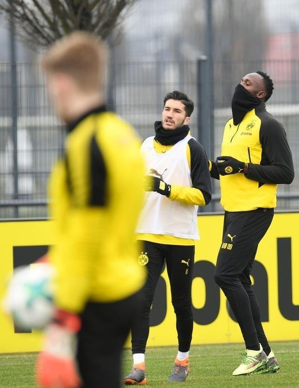 Com sonho de ingressar no futebol profissional, Usain Bolt participa de treino com jogadores do Borussia Dortmund