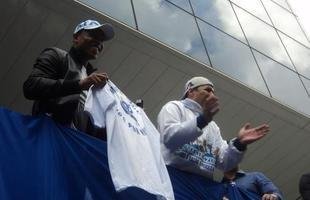 Novo reforo do Cruzeiro, Jlio Baptista foi recepcionado pelo presidente Gilvan de Pinho Tavares e acenou para torcedores da sacada da sede administrativa no Barro Preto