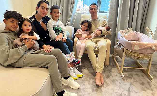 Cristiano Ronaldo reúne a família em foto postada na internet e agradece demonstrações de apoio 