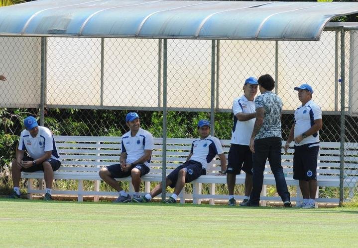 Negociado com o Guangzhou Evergrande, da China, meia-atacante se despediu dos companheiros