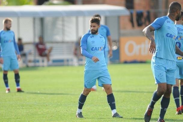Mano Menezes voltou a fechar treino na Toca da Raposa II e permitiu imagens apenas do aquecimento. O certo  que o treinador voltar a contar com o Cruzeiro ideal diante do Boca Juniors, na quinta-feira, no Mineiro. Todos os atletas esto  disposio para duelo de volta das quartas de final da Libertadores