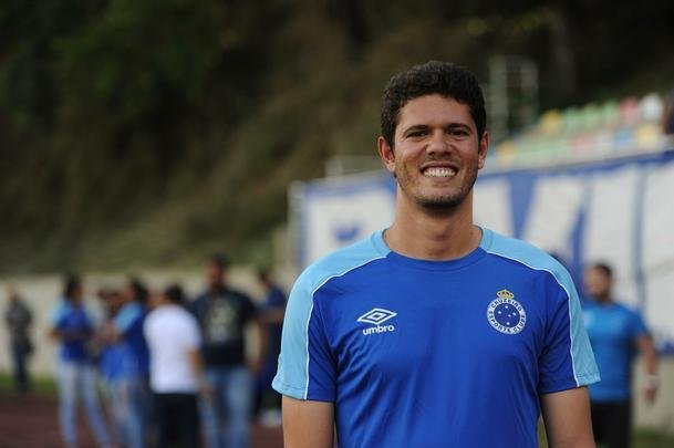 Cruzeiro apresentou jogadoras de seu time feminino na tarde desta quarta-feira (21/02). Na foto, o tcnico Hoffmann Tlio