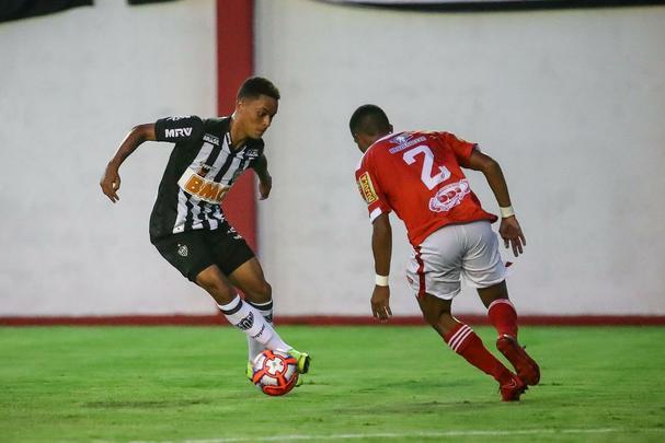 Veja imagens do jogo entre Tombense e Atltico