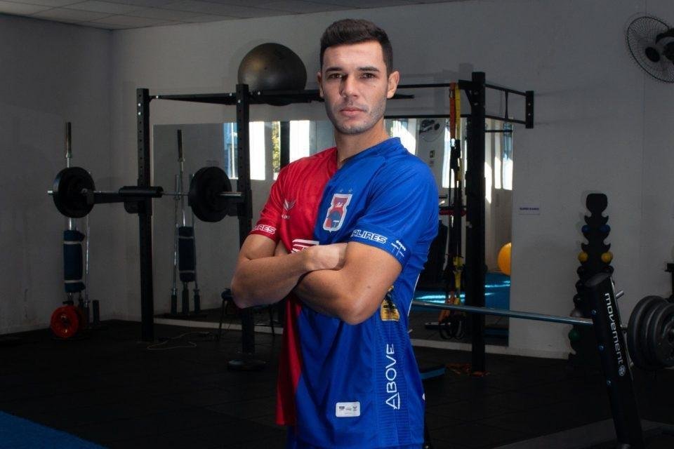 Jean Victor - o lateral-esquerdo de 26 anos disputou a Srie B pelo Paran. Em 34 jogos, marcou dois gols e deu duas assistncias. Um de seus pontos fortes  a bola parada. Ele balanou a rede cobrando falta no empate por 3 a 3 com o Cuiab, na Arena Pantanal, em 21 de outubro, pela 17 rodada. Seus direitos econmicos pertencem ao Boavista, do Rio de Janeiro. Felipe Conceio conhece o atleta desde as categorias de base do Botafogo. O interesse do Cruzeiro foi noticiado pelo jornalista Adroaldo Leal, da Rdio 98, na sexta-feira (29).