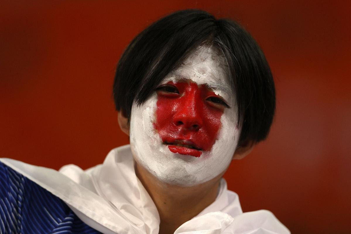 Japoneses e espanhis na partida pelo Grupo E da Copa do Mundo, no Estdio Internacional Khalifa, em Doga