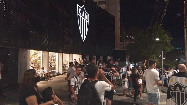 Fotos da festa e do buzinao da torcida do Atltico em frente  sede do clube, no bairro de Lourdes, em BH. Centenas de pessoas foram ao local para festejar, de forma antecipada, o ttulo brasileiro de 2021