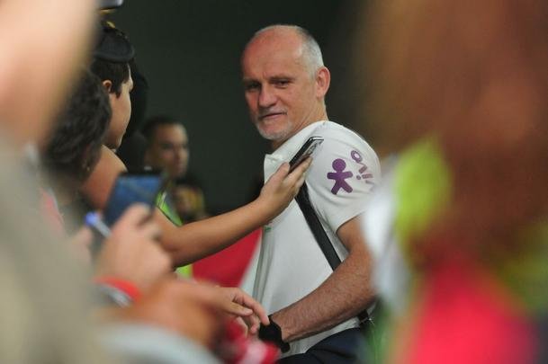 Seleo Brasileira deixou hotel Ouro Minas na noite desta quarta-feira e se despediu de Belo Horizonte, onde venceu a Argentina por 2 a 0 na semifinal da Copa Amrica. Reta final de treinos ser na Granja Comary, em Terespolis. Deciso est marcado para domingo, s 17h, no Maracan