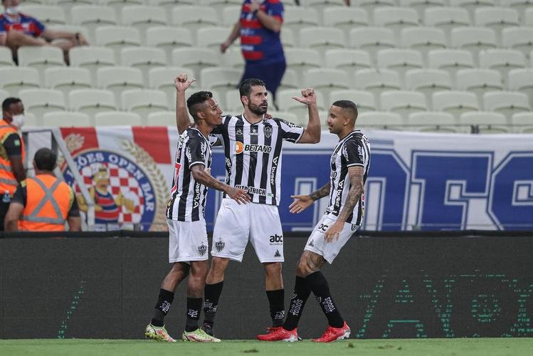 Diego Costa e Hulk marcaram os gols da vitória do Atlético por 2 a 1 sobre o Fortaleza, no Castelão