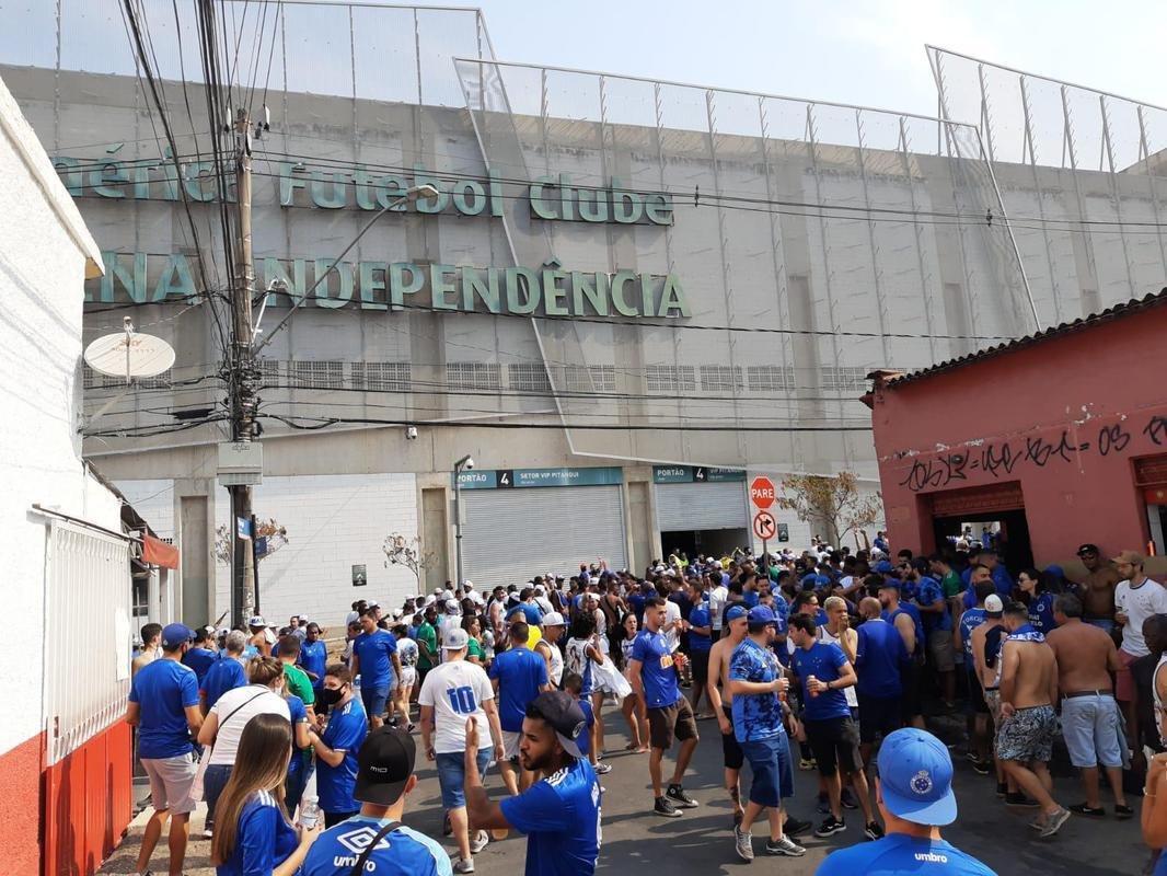 Torcida do Cruzeiro chega ao Independncia para o primeiro jogo com pblico no estdio durante a pandemia