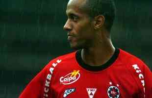Leandro Salino (Tupynambs) - o meio-campo, de 33 anos, comeou a carreira profissional no Amrica. Passou pelo Cruzeiro, antes de chegar ao Ipatinga, clube que mais brilhou. Foi campeo mineiro em 2005, com o time do Vale do Ao. Jogou no Flamengo, em 2007. Passou por Nacional e Braga, de Portugal, e Olympiakos, da Grcia. 