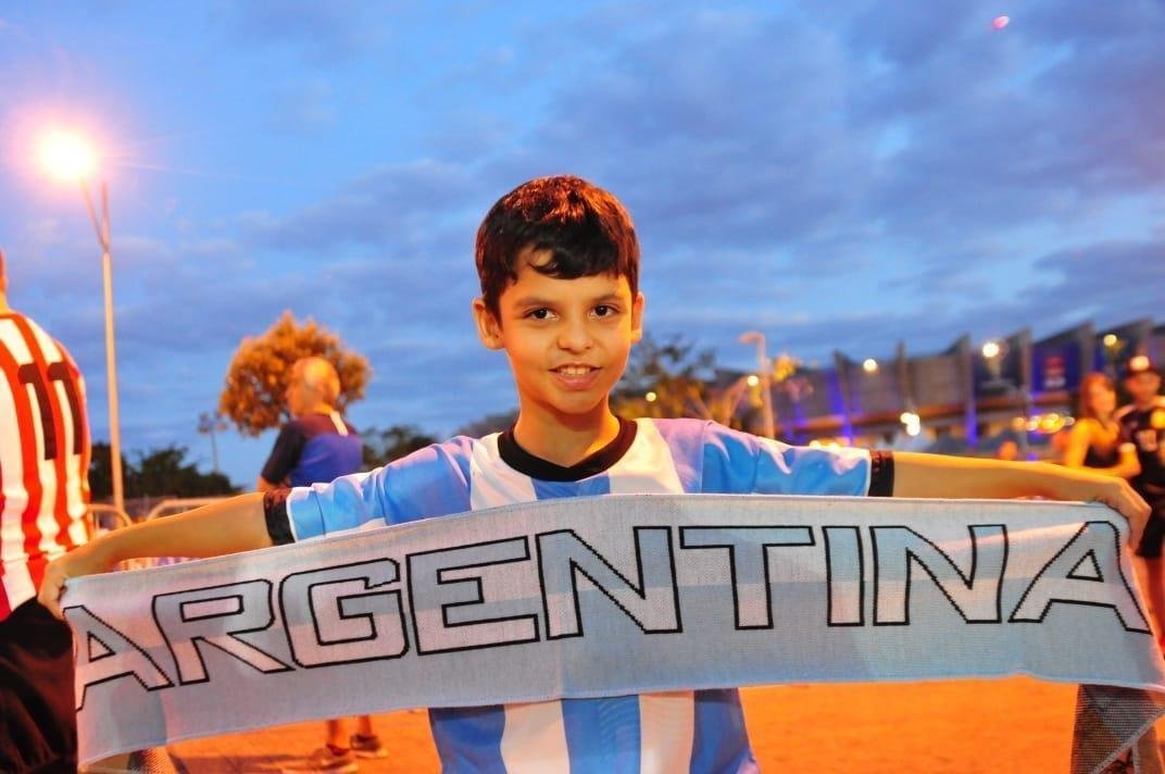 Torcedores de Argentina e Paraguai na chegada ao Minero para duelo pela Copa Amrica