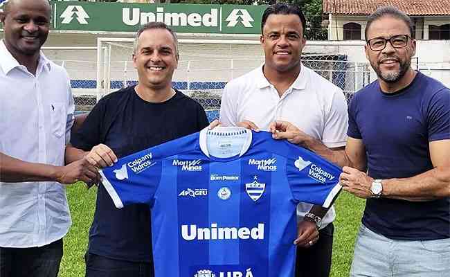 Mancini (c) posa com a camisa do Aymors ao lado de Dnis (esq) e Wellington Paulo (dir)