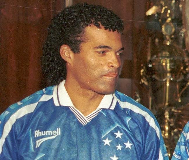 Gonalves (1997) - Ao lado de Bebeto e Donizete Pantera, Gonalves foi contratado para a disputa do Mundial de Clubes de 1997. 'Ns, que viemos para jogar esse jogo, nosso pensamento  de fazer o possvel e o impossvel para ajudar o Cruzeiro', disse o ex-zagueiro em sua apresentao. O projeto, no entanto, no deu certo. A Raposa acabou derrotada pelo Borussia Dortmund, da Alemanha, por 2 a 0. Aquele foi o nico jogo do trio com a camisa celeste. 