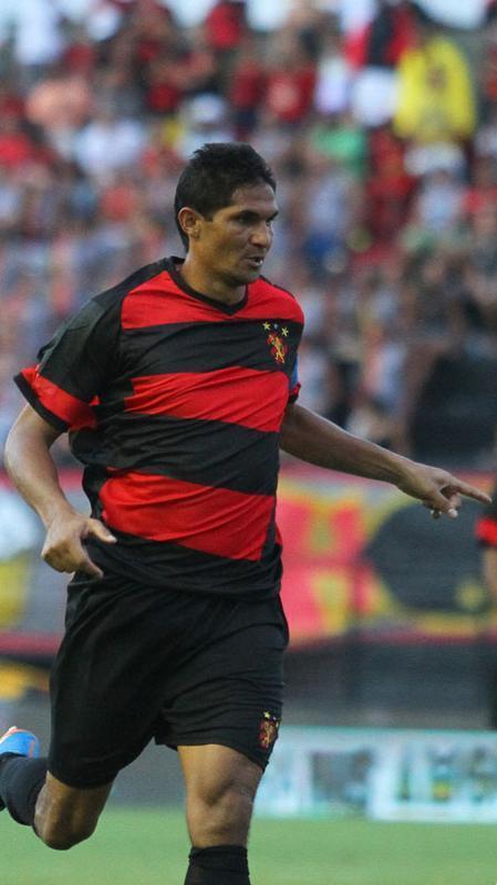 Antes de voltar para a Adidas, o Sport contratou uma empresa para fabricar uniformes temporários para o clube. Com a camisa feita pela empresa paulista Braziline, a equipe conquistou os títulos da Copa do Nordeste e do Campeonato Pernambucano de 2014.