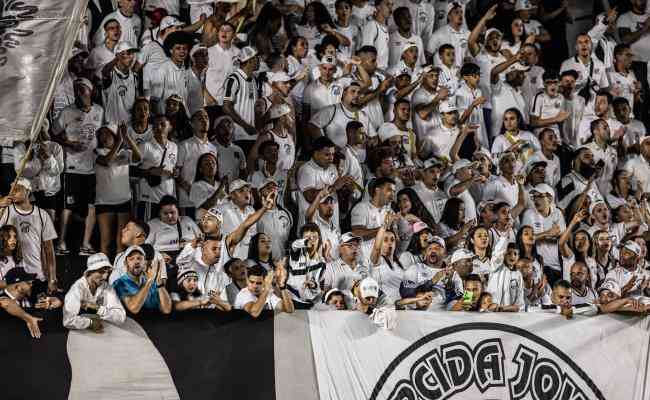Torcedores do Santos protestaram contra elenco e dirigentes após empate contra o Inter