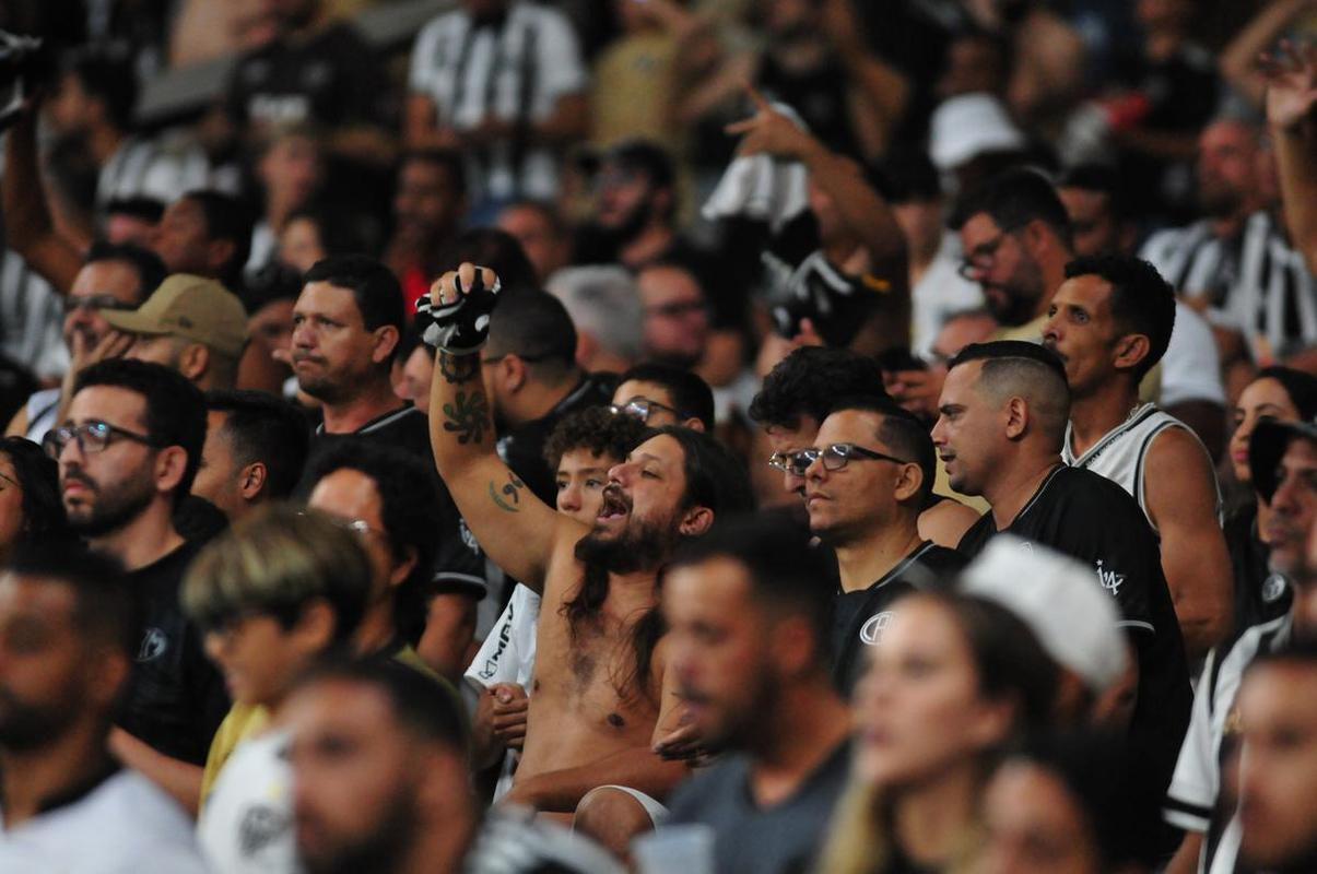 Reaes de Hulk e da torcida do Atltico no jogo com o Libertad