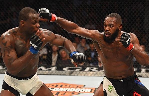Jon Jones volta ao octógono do UFC e conquista cinturão interino