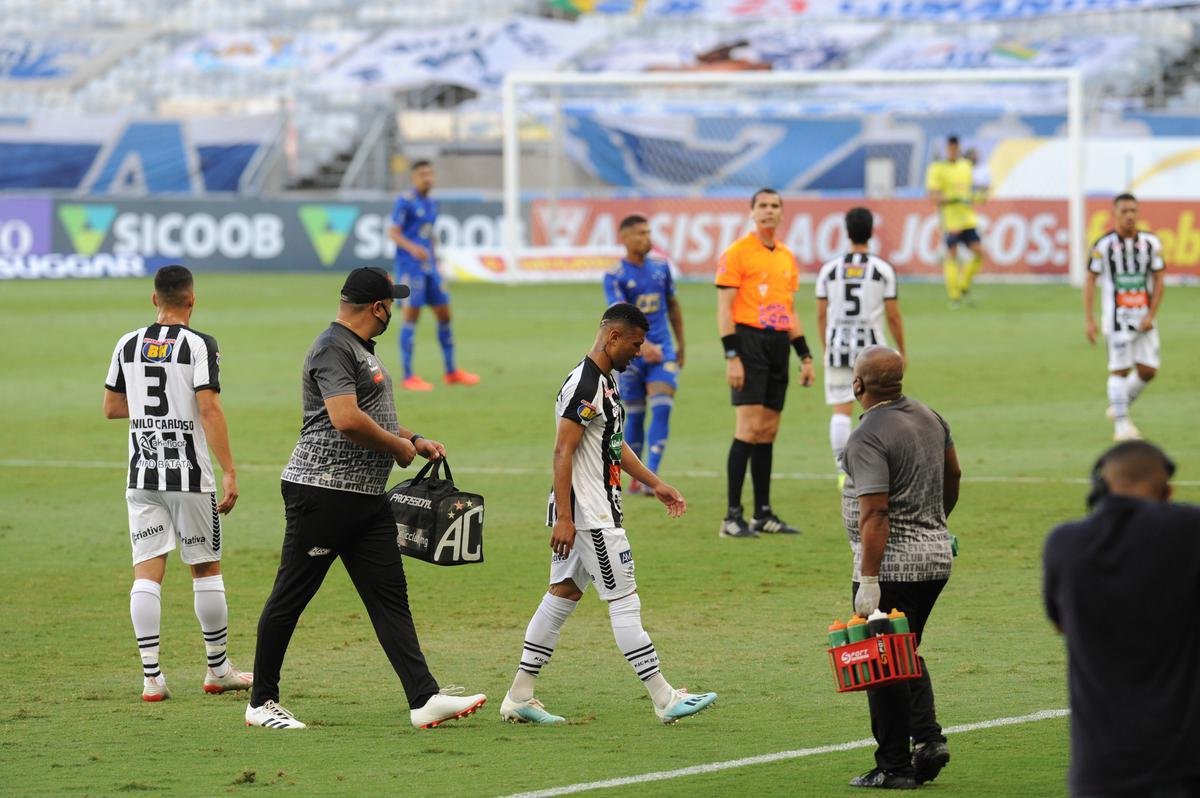 Fotos da vitria do Cruzeiro sobre o Athletic de So Joo del-Rei, por 1 a 0, no Mineiro, pela quarta rodada do Campeonato Mineiro de 2021. Marcelo Moreno, de pnalti, marcou o gol do triunfo celeste no Gigante da Pampulha