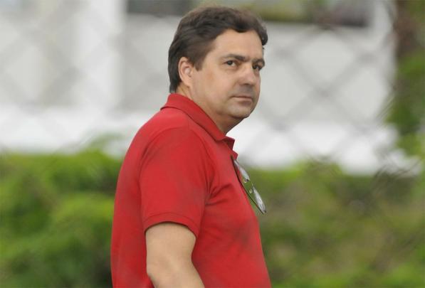 10/7 - AFASTAMENTO: o juiz Octávio de Almeida Neves, que atua como desembargador convocado na 12ª Câmara Cível de Belo Horizonte, determina afastamento de Itair Machado do cargo de vice-presidente de futebol do Cruzeiro. Ele acata demanda de associados e conselheiros, que interpuseram agravo de instrumento depois de ter pedido de mesmo teor negado pela juíza Lílian Bastos de Paula, da 22ª Vara Cível da capital. A alegação é de que, conforme o estatuto celeste, por ter condenação na Justiça, Itair não pode exercer cargo no clube. À decisão cabe recurso.