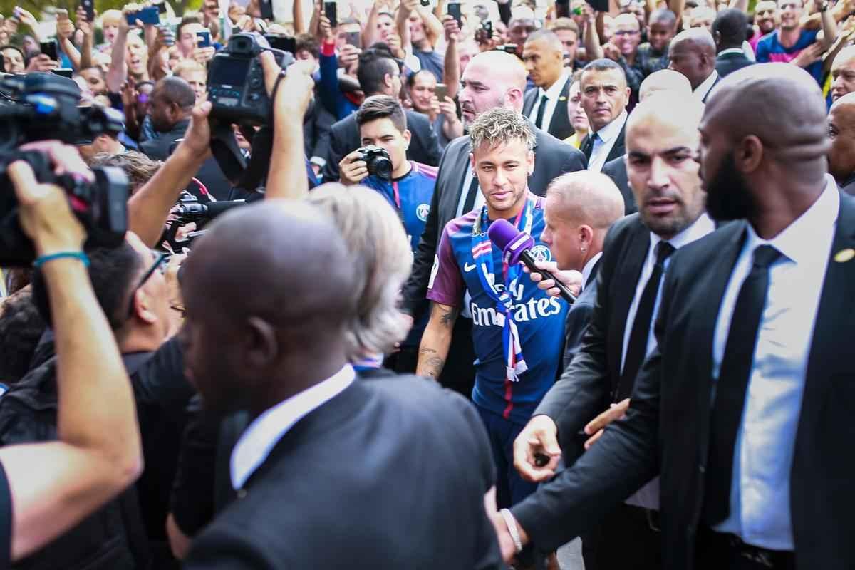 Imagens da apresentao de Neymar como grande reforo do Paris Saint-Germain