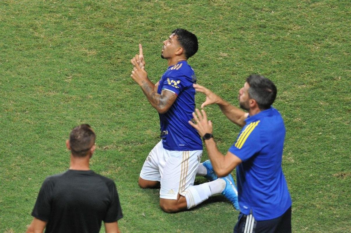 Em cobrana de falta, Matheus Bidu abriu o placar para o Cruzeiro diante do Uberlndia, no Independncia, pelo Mineiro