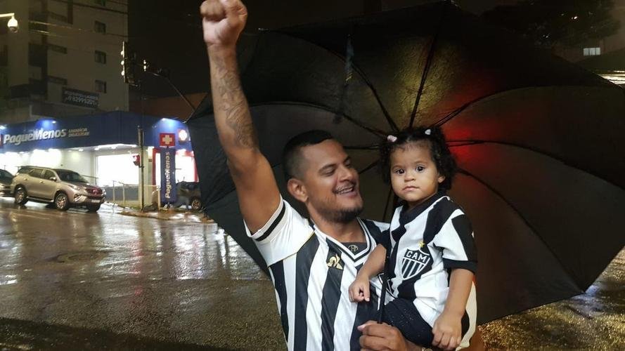 Atleticanos acompanharam Flamengo 2x1 Ceará nos bares de Belo Horizonte, na expectativa de comemorar o título antecipado do Campeonato Brasileiro. No entanto, o rival carioca venceu o time nordestino e adiou a festa atleticana.