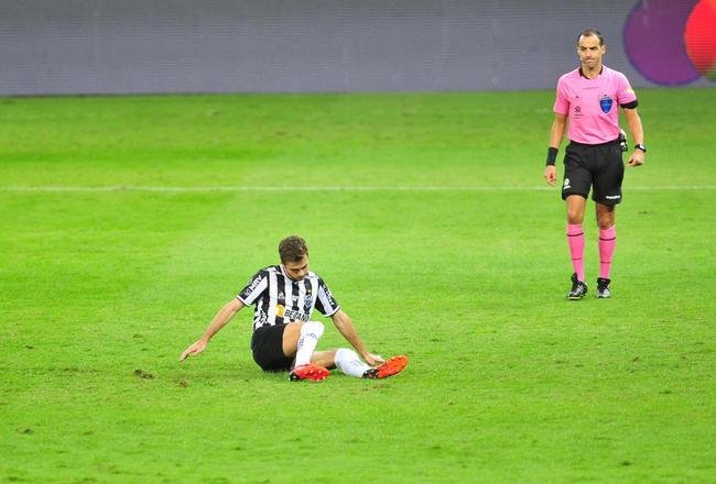 Goleiro Everson, do Atltico, foi heri na deciso por pnaltis contra o Boca Juniors ao defender duas cobranas e ao marcar o gol da classificao: 3 a 1 nas batidas alternadas aps 0 a 0 no tempo normal, no Mineiro.