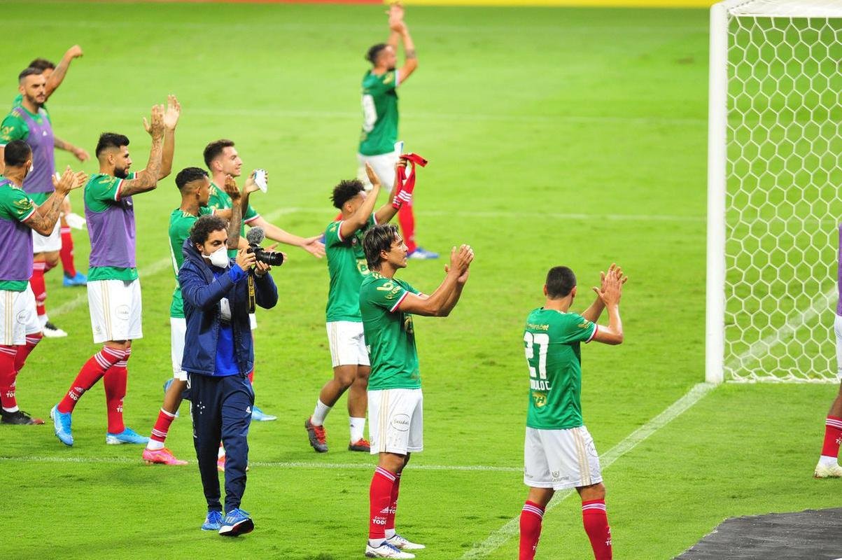Fotos do jogo entre Cruzeiro e Confiana pela Srie B. Jogo  em Belo Horizonte marcou a volta da torcida cruzeirense ao Mineiro aps meses de ausncia devido  pandemia da COVID-19