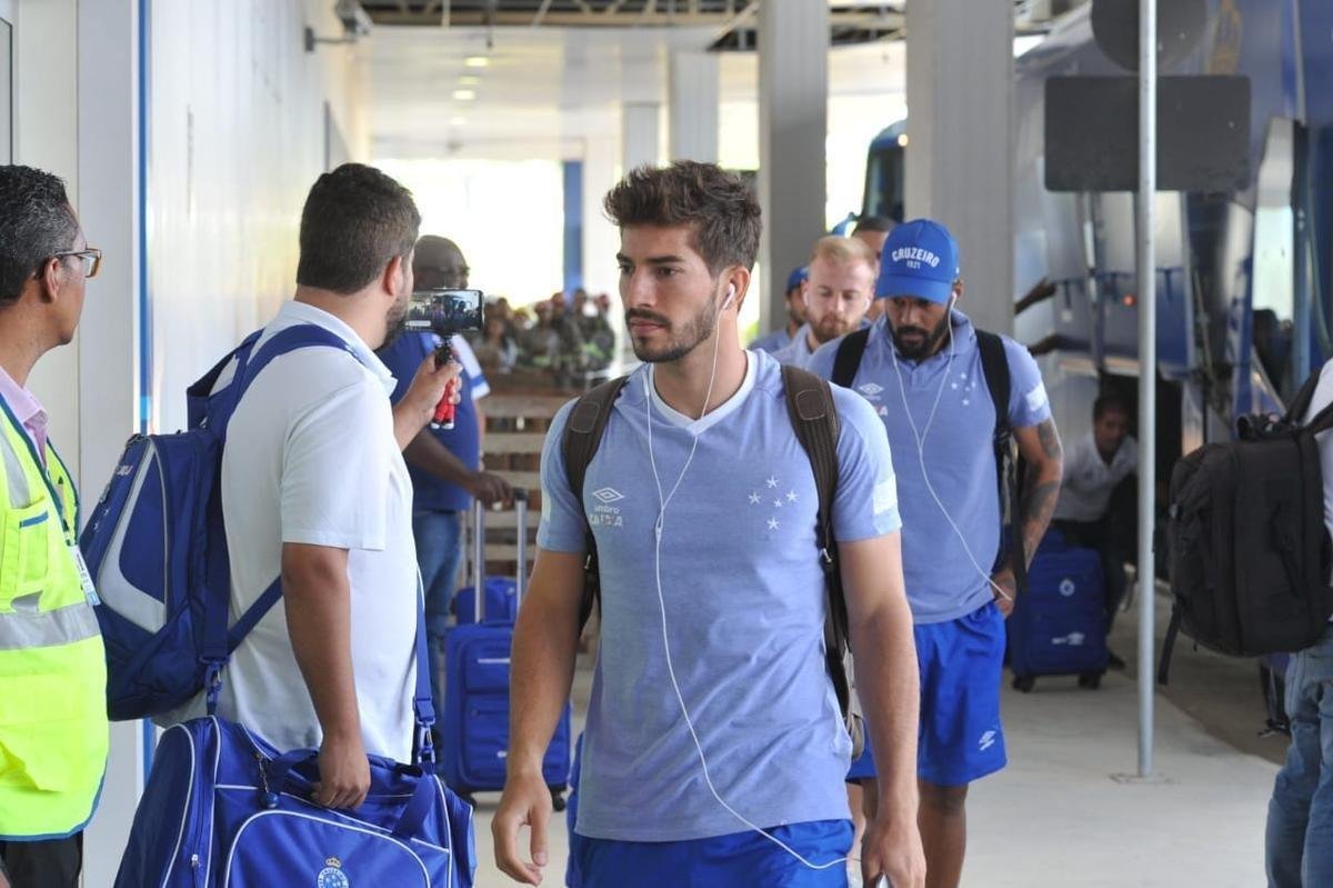 Jogadores do Cruzeiro embarcaram no Aeroporto de Confins, na tarde desta tera-feira, para duelo decisivo contra o Corinthians, em So Paulo, pela final da Copa do Brasil