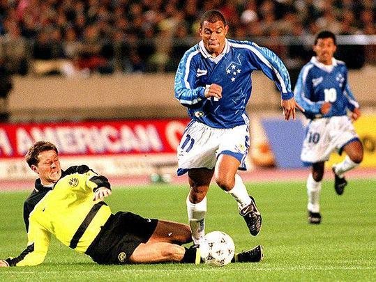 1997 - Mundial de Clubes - Cruzeiro foi vice-campeão ao ser derrotado na final pelo Borussia Dortmund. Imagem da partida única em Yokohama, no Japão