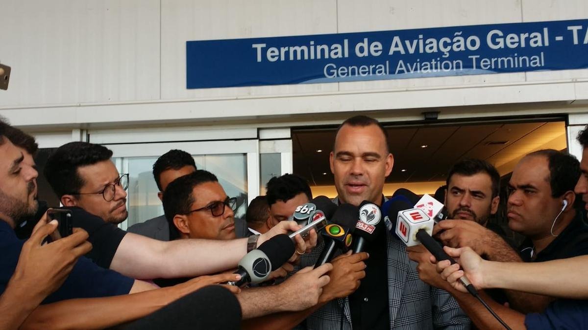 Aps atender a imprensa, Dudamel foi at os torcedores do Atltico, que foram impedidos pela PM de entrar no aeroporto