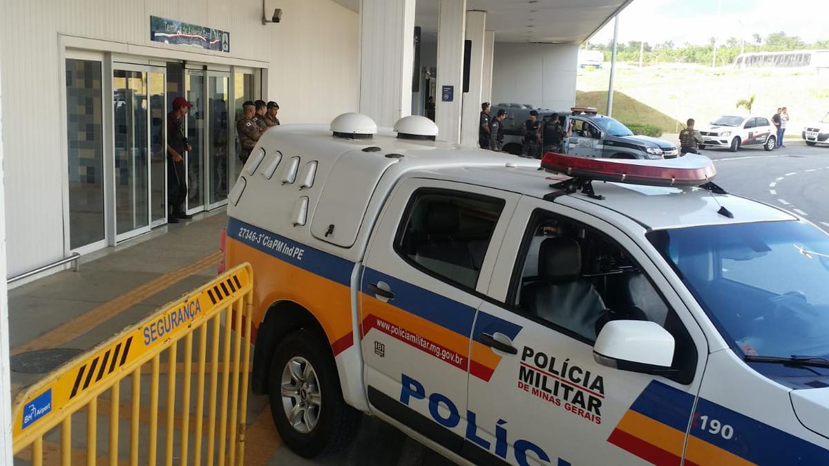 Cruzeiro chegou ao aeroporto de Confins depois de derrota para o Grmio, em Porto Alegre