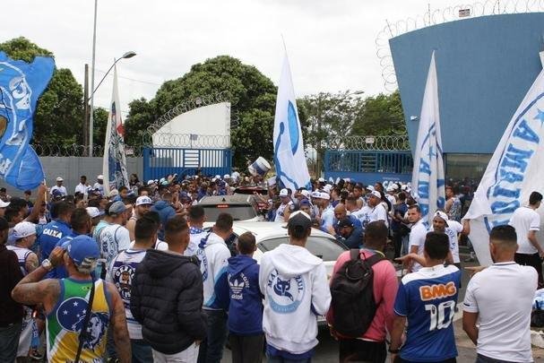 Torcedores do Cruzeiro foram  porta da Toca II apoiar os jogadores na vspera do jogo com o Flamengo