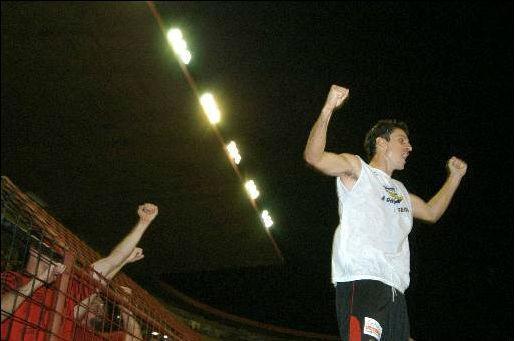 2006 - Retorno à elite após cinco anos
Após cinco anos fora da Série A (o maior período da história do clube), batendo na trave em 2002 e 2003, o Sport finalmente voltou a fazer jus a sua história garantindo o acesso com relativa tranquilidade. Em uma campanha sólida, que iniciou com Dorival Júnior no comando da equipe e acabou com o experiente Givanildo Oliveira, o Leão sacramentou matematicamente o retorno à elite com uma vitória tranquila diante do Brasiliense, na Ilha do Retiro, com duas rodadas de antecedência.
Durante a campanha, o Sport viu surgir também alguns ídolos, como os meias Geraldo e Fumagalli e principalmente o zagueiro Durval e o goleiro Magrão, que assegurou a titularidade apenas na 15ª rodada. No final, o Leão acabou com o vice-campeonato, sete pontos a menos que o Atlético-MG.
Sport
Magrão; Marcos Tamandaré; Durval, Kleber e Bruno; Everton, Ticão, Fumagalli e Wellington; Adriano Magrão e Marco Antônio. Técnico: Givanildo Oliveira.