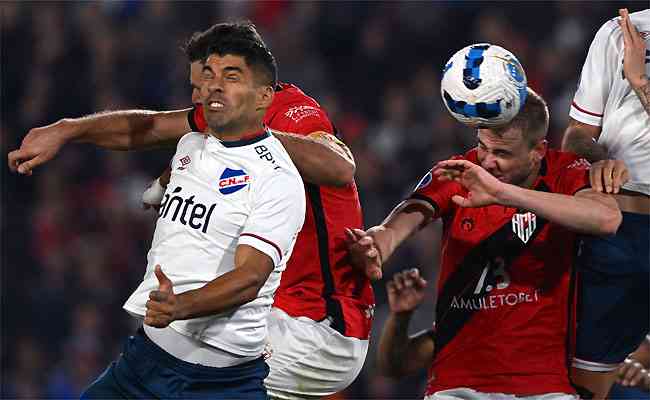 Atlético-GO bate Nacional-URU pela Sul-Americana em estreia de Luis Suárez  - Superesportes