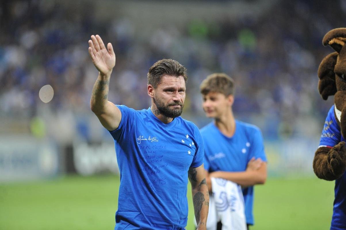 Ao lado dos filhos, Rafinha e Nicholas, Rafael Sobis foi aos prantos no Mineiro em sua despedida do futebol com a camisa do Cruzeiro. Depois de trocar a camisa com o histrico craque celeste Dirceu Lopes, ele saudou os torcedores e teve o nome gritado pelo estdio lotado. Noite foi de muita emoo para o agora ex-atacante, de 36 anos.