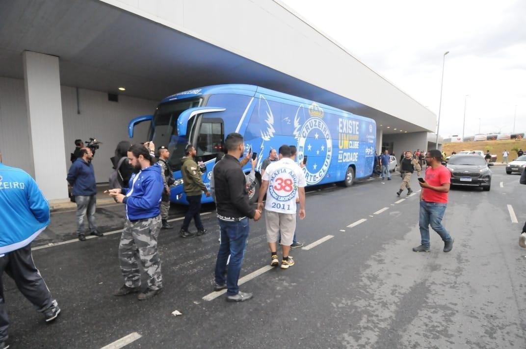 No desembarque do Cruzeiro em Confins, aps o jogo contra o Cear, tcnico Rogrio Ceni foi ovacionado por torcedores presentes no aeroporto. J o meia Thiago Neves, apontado como piv do atrito com o tcnico, foi criticado. Assim como treinador, goleiro Fbio foi ovacionado pelos cruzeirenses na chegada.
