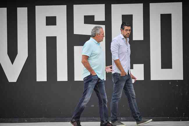 Diretor de futebol Paulo Bracks busca ao menos cinco reforos para o Vasco