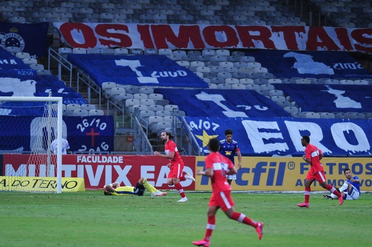 O atacante Lo Gamalho marcou 8 gols em 11 jogos pelo CRB, que ficou em 10 na Srie B, com 52 pontos.
