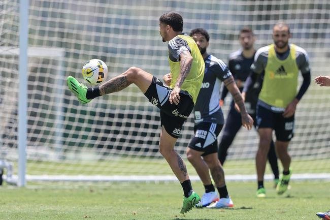 Fotos do treino do Atltico nesta quarta-feira (12/10), na Cidade do Galo. Em recuperao de um incmodo na panturrilha esquerda, Hulk fez funcional no campo e ainda  dvida para o confronto contra o Flamengo, no sbado, s 20h30, no Maracan, pelo Brasileiro