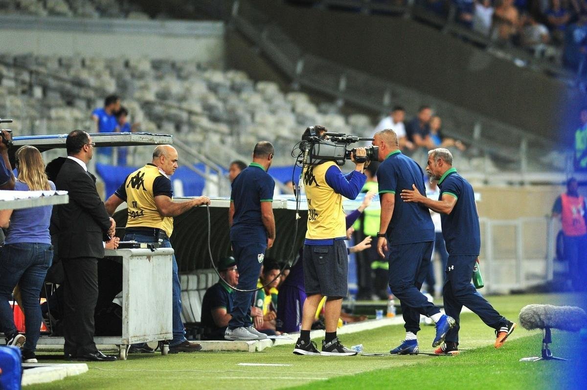 Na reta final do primeiro tempo, rbitro Jean Pierre Gonalves Lima mostrou grande despreparo no Mineiro ao expulsar Yuri, do Fluminense, e voltar atrs, alertado pelo VAR. Em seguida, deu amarelo para Fred, do Cruzeiro, tambm aps ser avisado pelo rbitro de vdeo.
