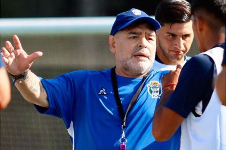 Maradona manda apoio a Ronaldinho aps polmica no Paraguai