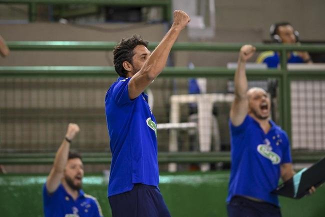 Cruzeiro se garantiu na decis�o do Sul-Americano de V�lei ao bater os argentinos do Policial Voley por 3 sets a 0, neste s�bado (5), no Gin�sio do Riacho, em Contagem. As parciais foram de 25/20, 29/27 e 25/16