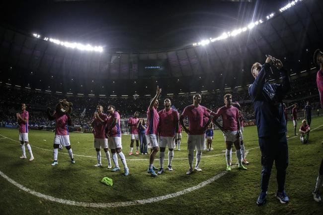 Em baile no c�u, drones levaram torcedores do Cruzeiro ao del�rio no Mineir�o depois do jogo com o Ituano. Em sobrevoo, foram formadas frases e palavras felicitando o clube pelo t�tulo e pela volta � S�rie A