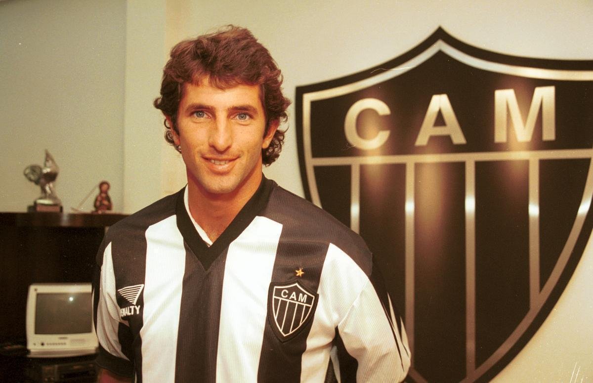 Diego Capria - No ano seguinte ao da sada de Galvn, o Atltico contratou outro zagueiro argentino. Diego Capria teve uma passagem rpida, mas cheia de momentos intensos pelo clube na temporada 2000. Exmio batedor de faltas,  lembrado especialmente por um belo gol contra o Boca Jrs., pela Copa Mercosul. Sofreu com leses e, por isso, teve passagem encurtada por Belo Horizonte. Em dez partidas disputadas, balanou as redes adversrias trs vezes.