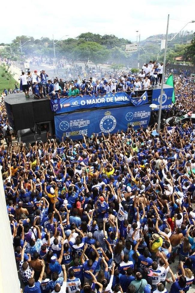 Antes do jogo com o Fluminense, em 7 de dezembro de 2014, jogadores do Cruzeiro desfilaram em carro aberto entre a Toca da Raposa II e o Mineiro, onde receberiam a taa de tetracampeo brasileiro. Uma multido azul tomou conta da Pampulha e festejou o quarto ttulo da Srie A. No jogo das faixas, a Raposa venceu o Tricolor por 2 a 1.