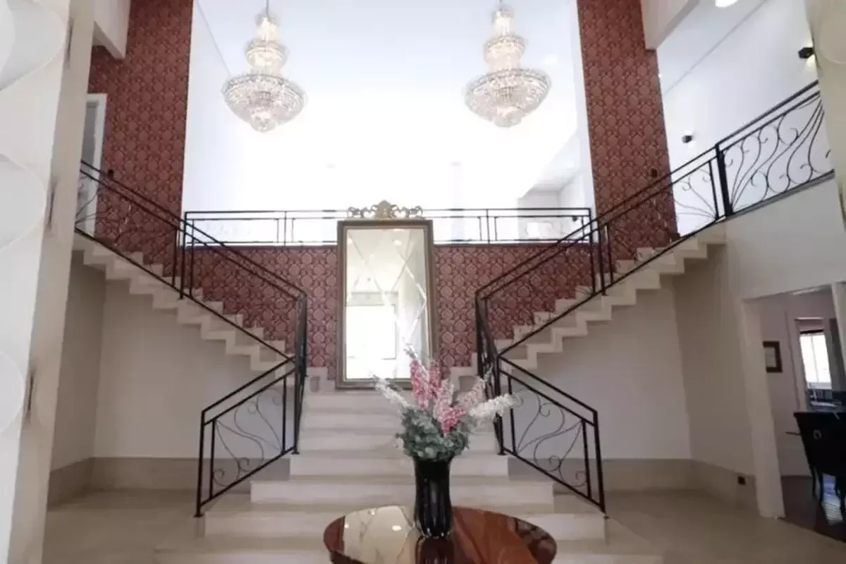 Imagens da manso em So Paulo que est  venda pelo atacante Luiz Adriano, do Internacional