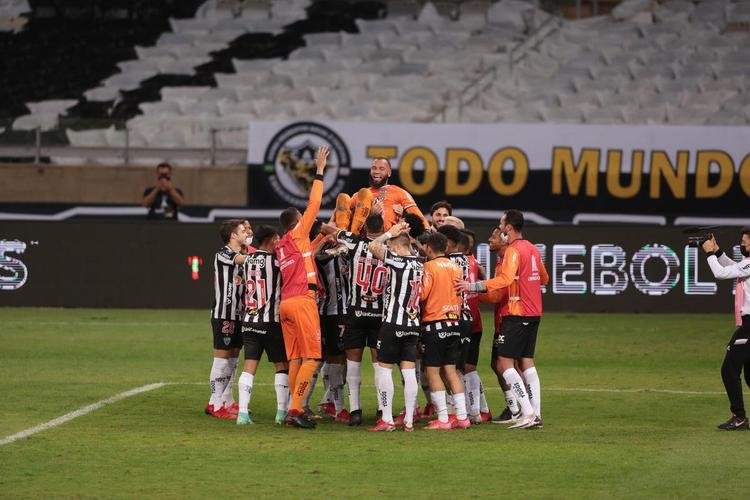 Goleiro Everson, do Atltico, foi heri na deciso por pnaltis contra o Boca Juniors ao defender duas cobranas e ao marcar o gol da classificao: 3 a 1 nas batidas alternadas aps 0 a 0 no tempo normal, no Mineiro.