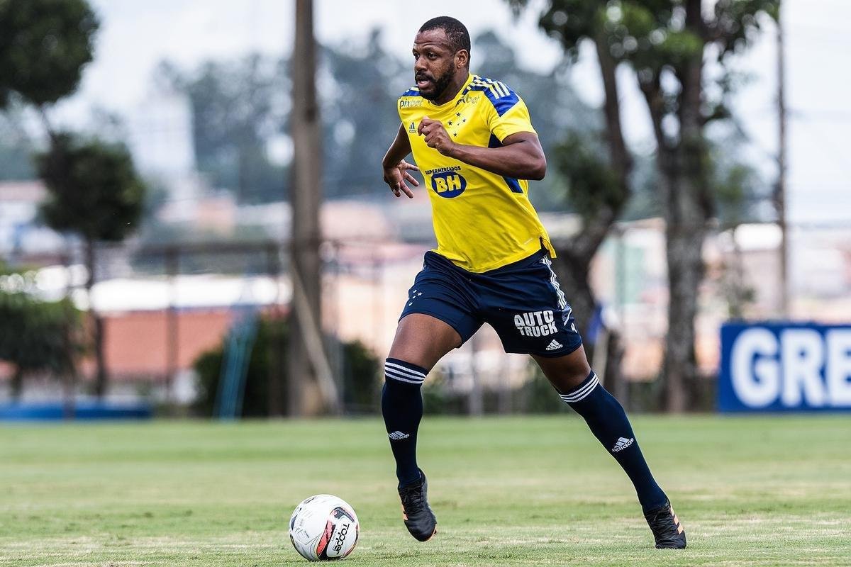 O zagueiro Sidnei, do Cruzeiro, venceu der, do Amrica: 78% a 22%