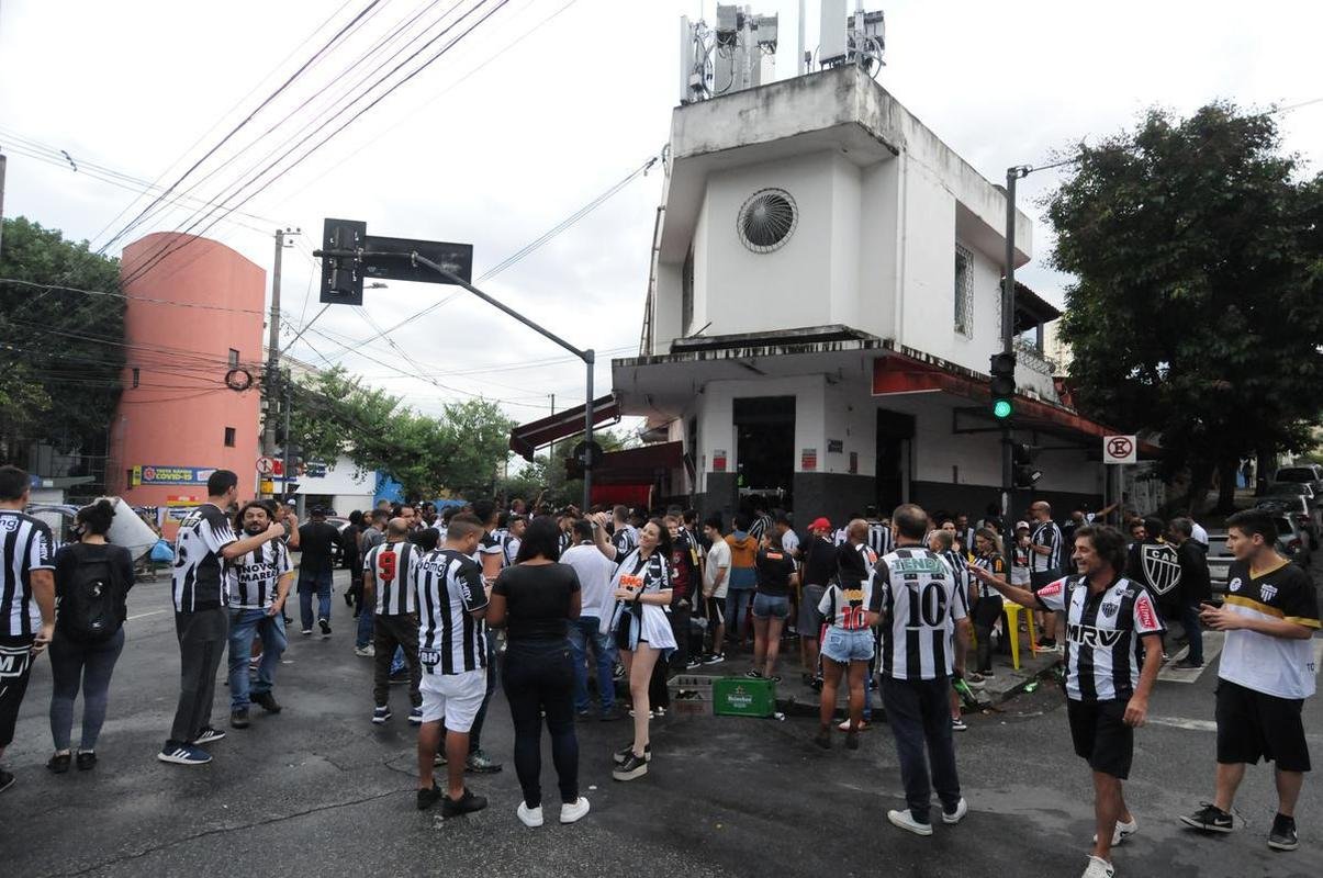 Atleticanos no Bar do Salomo, em BH, durante jogo contra o Bahia. Depois da vitria por 3 a 2 houve muita festa pelo ttulo brasileiro
